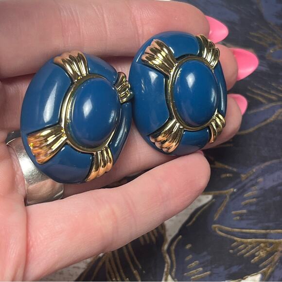 Vintage 80s Light Oversized Bright Blue Acrylic and Gold Clip Earrings D3 - Picture 8 of 9